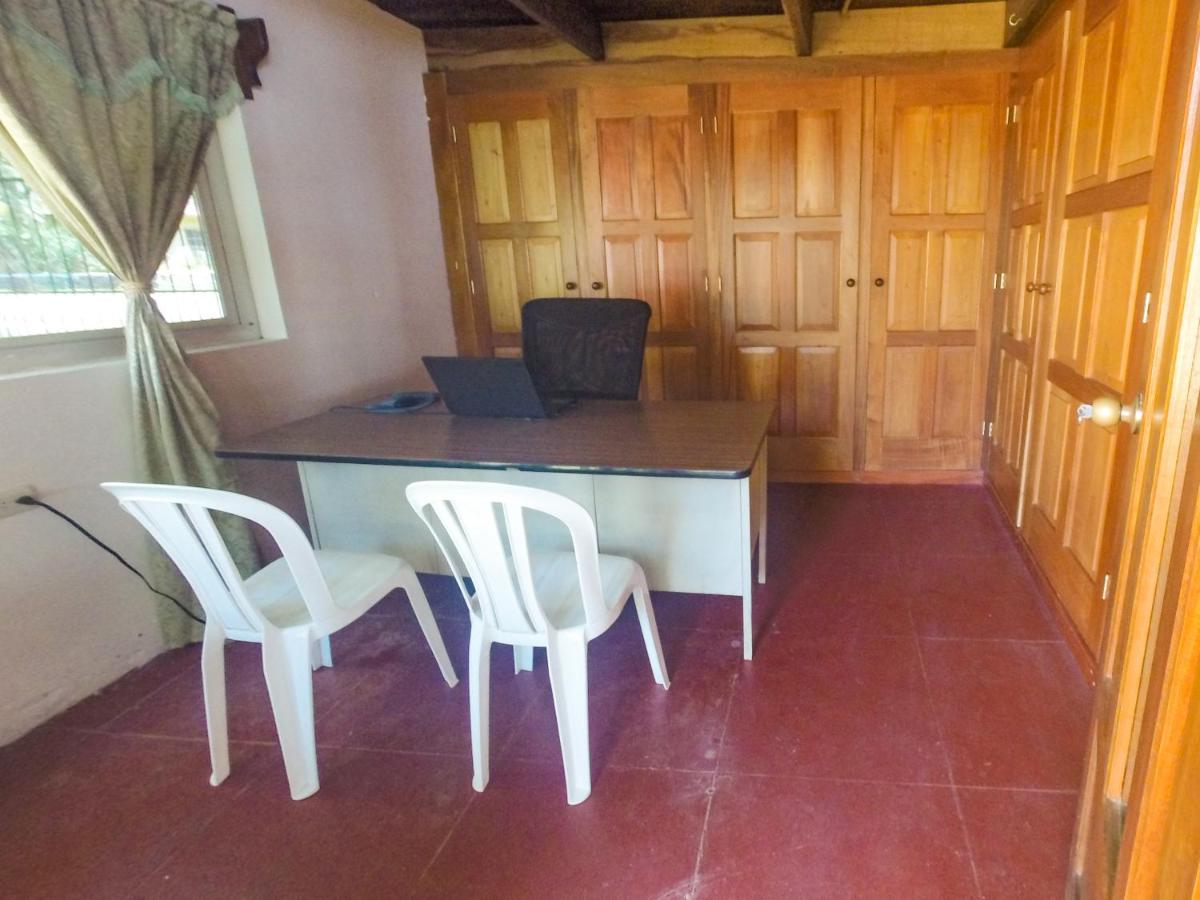 Chalet Castillo El Estor Exterior photo