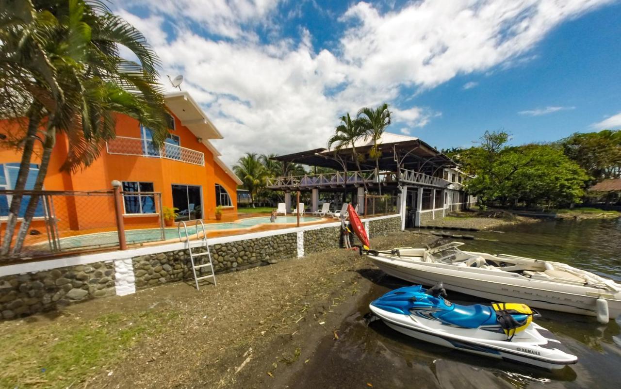 Chalet Castillo El Estor Exterior photo