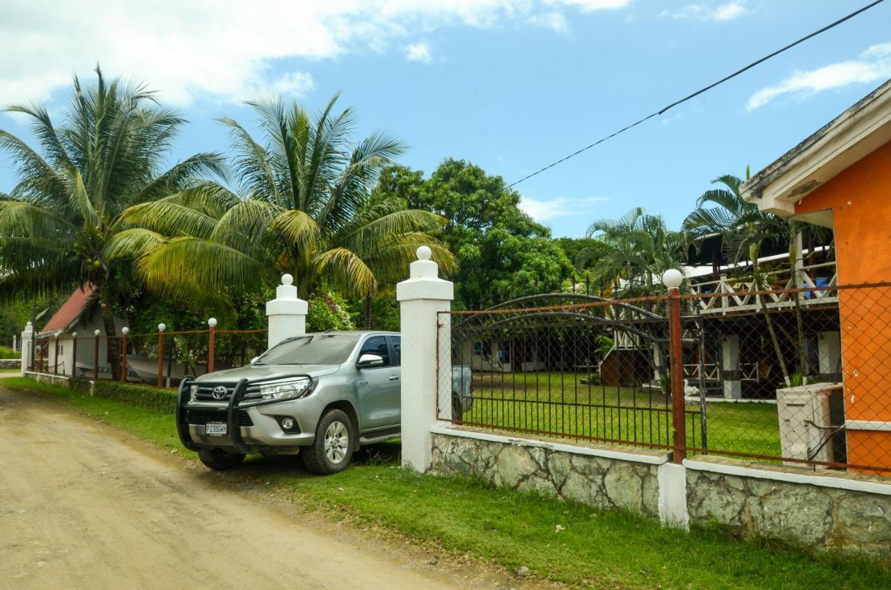 Chalet Castillo El Estor Exterior photo