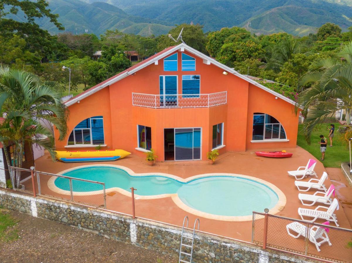 Chalet Castillo El Estor Exterior photo