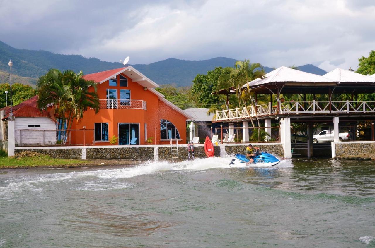 Chalet Castillo El Estor Exterior photo